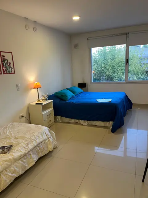 Habitación con sommier y cama individual