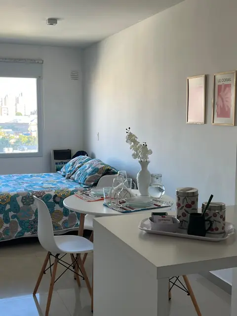 Comedor y dormitorio con mucha luz