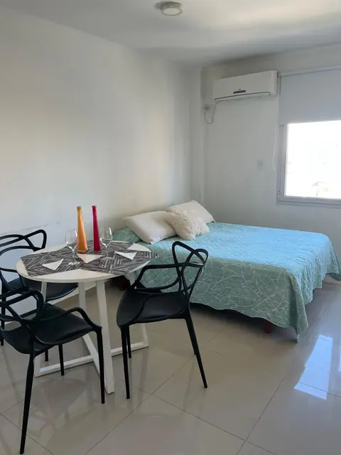 Mesa para dos y cama matrimonial