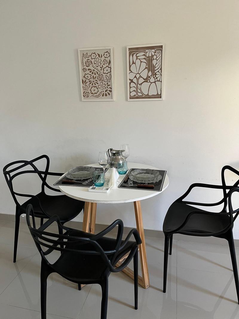 Mesa y sillas para comer o trabajar