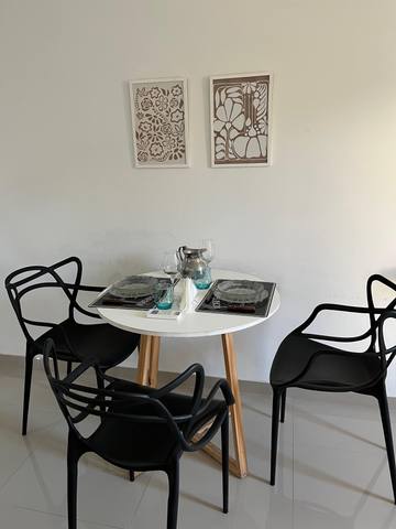 Mesa y sillas para comer o trabajar
